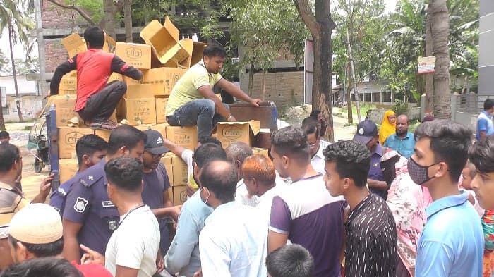 সাড়ে ৫ হাজার লিটার মজুত তেল জব্দ করে আগের দামে বিক্রি