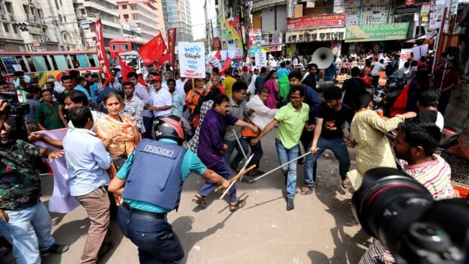 হরতালে বঙ্গবন্ধুর ছবিসহ ব্যানার পোড়ানোর অভিযোগে ১২ নেতার নামে মামলা