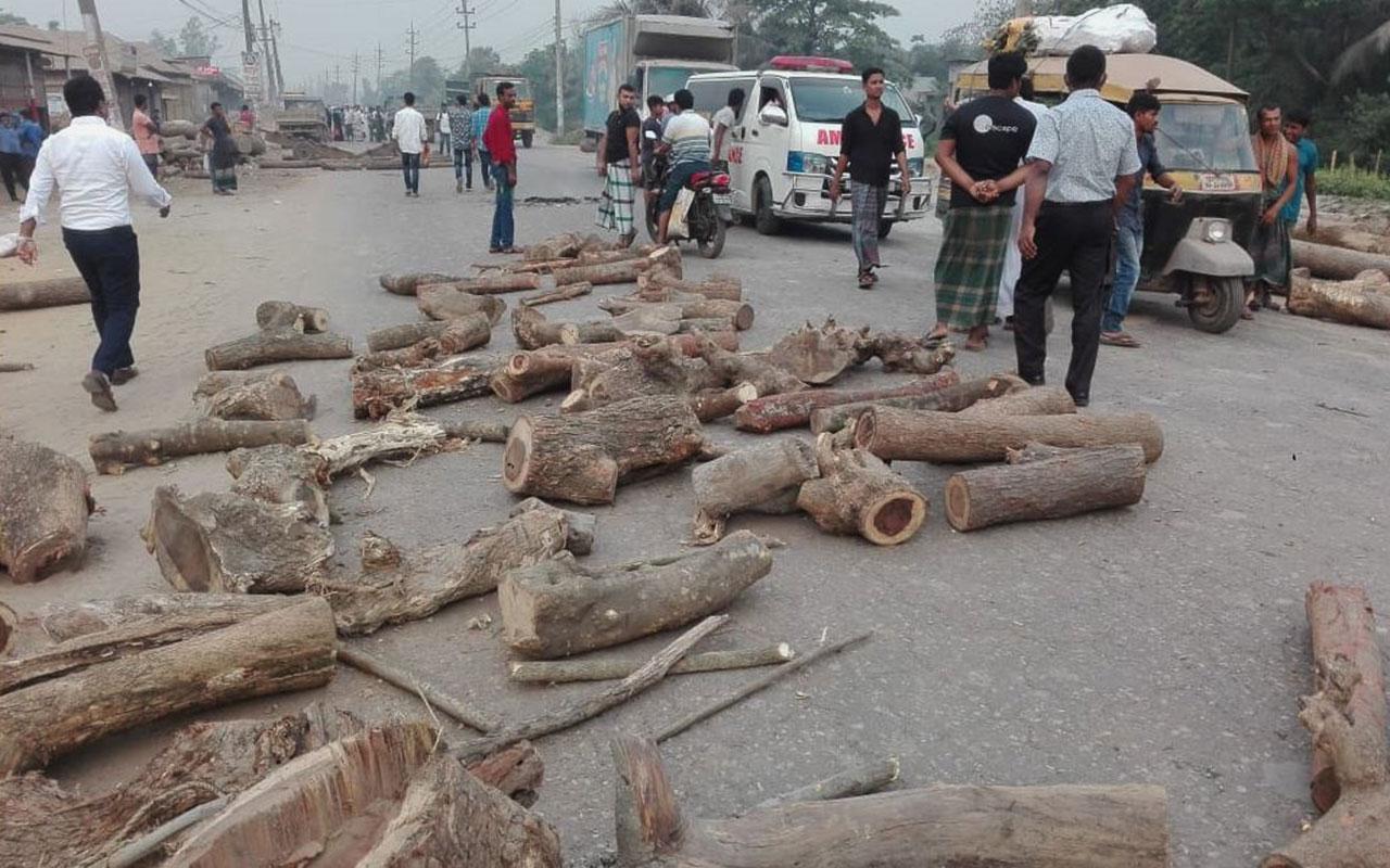 নোয়াখালীতে সড়ক অবরোধ করেছে হরতাল সমর্থকরা