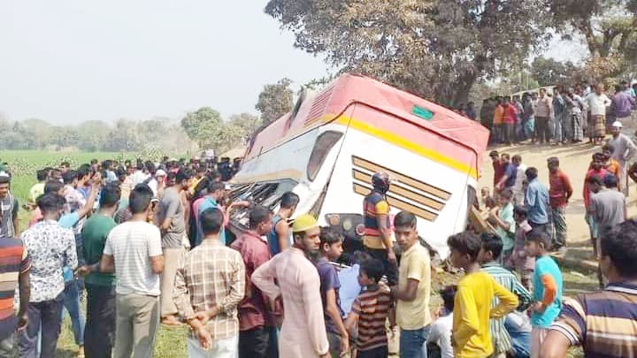 দুর্গাপুরে শিক্ষাসফরের বাস উল্টে নিহত ১, আহত ৩০