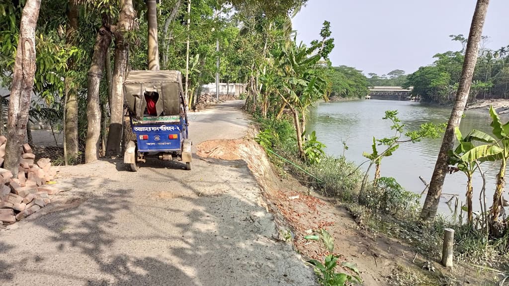 কাঠালিয়ায় সড়ক ভেঙে খালে, ঝুঁকি নিয়ে চলাচল