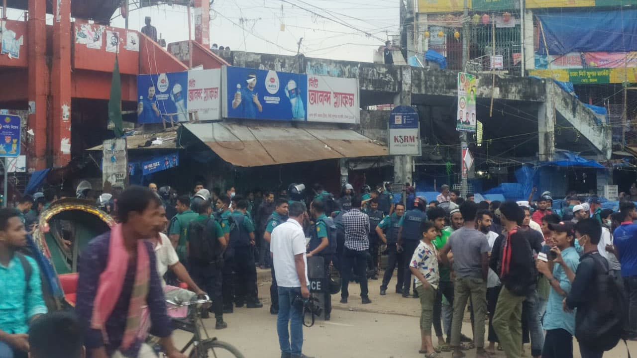 চন্দ্রিমা সুপার মার্কেটের সামনে ককটেল বিস্ফোরণ