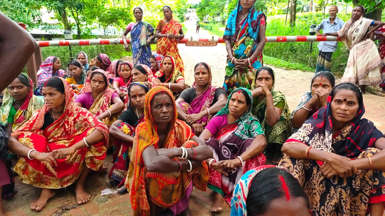 ৩০০ টাকা মজুরির দাবি