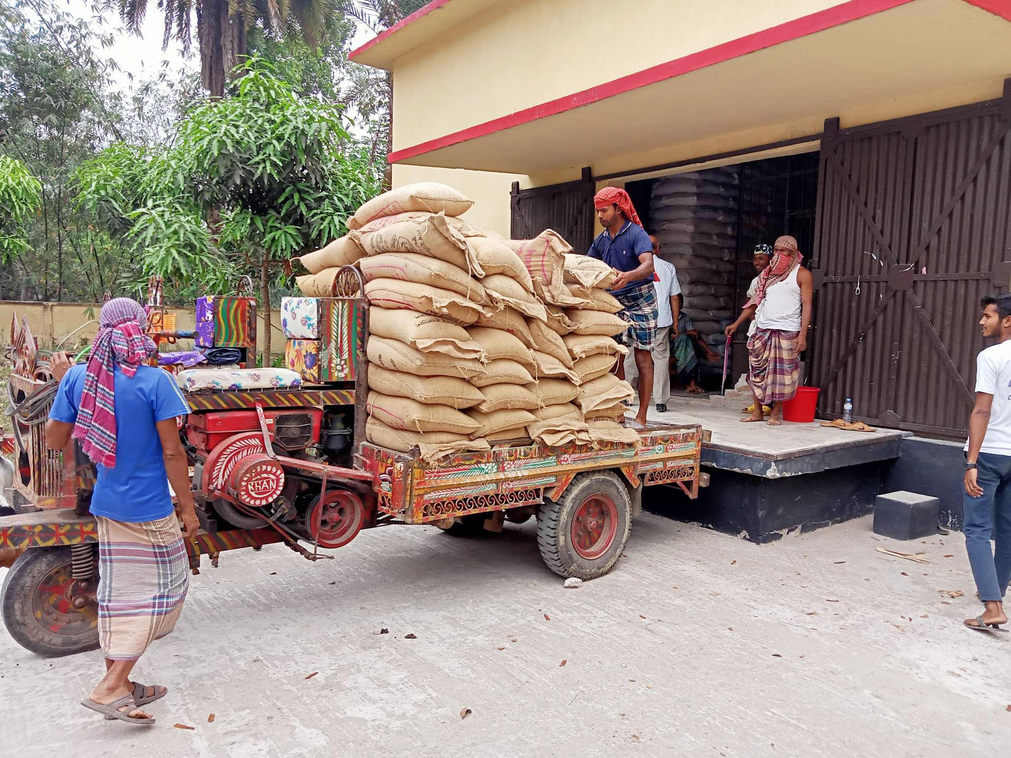 বেতাগীতে ৩০ কেজির বস্তায় ২৫ কেজি চাল