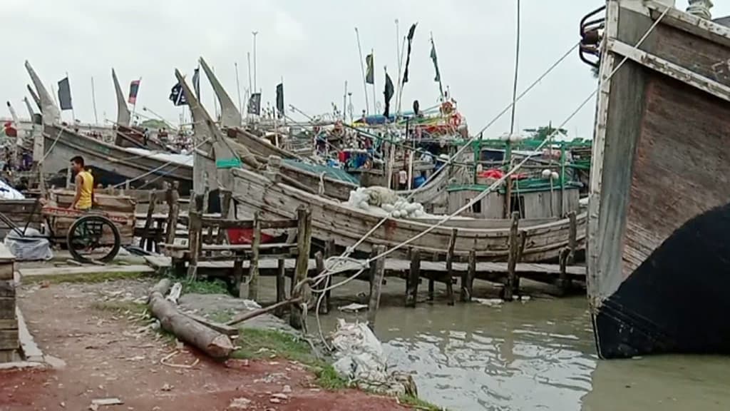 আজ মধ্যরাত থেকে শুরু হচ্ছে ইলিশ শিকারে ২২ দিনের নিষেধাজ্ঞা