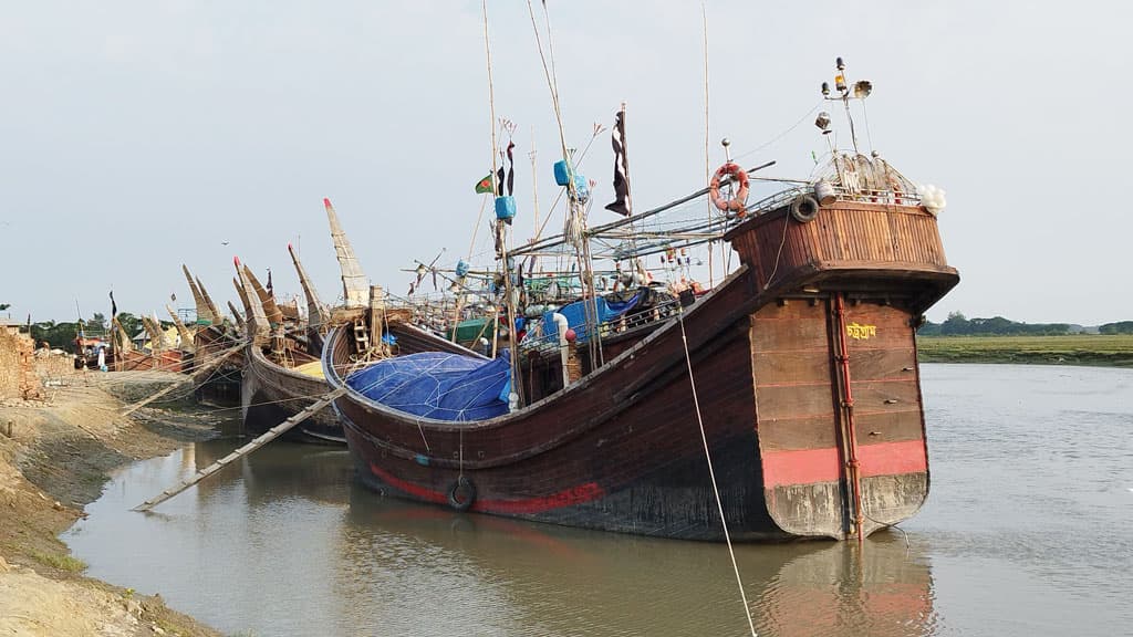 হাতিয়ায় এখনো ফেরেনি বেশির ভাগ মাছ ধরার ট্রলার, মালিক-স্বজনদের উৎকণ্ঠা