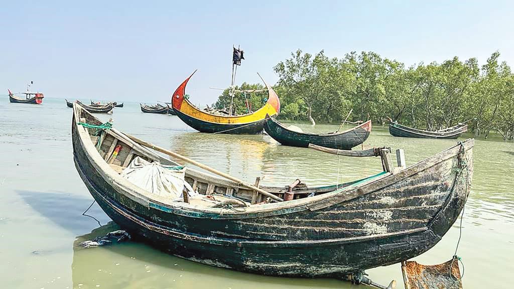 স্থানীয় বাসিন্দা ও কোস্টগার্ডের মধ্যে উত্তেজনা, থমথমে সেন্টমার্টিন