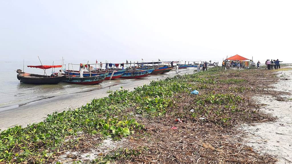 কাটা পড়ছে ‘মিনি কক্সবাজার’