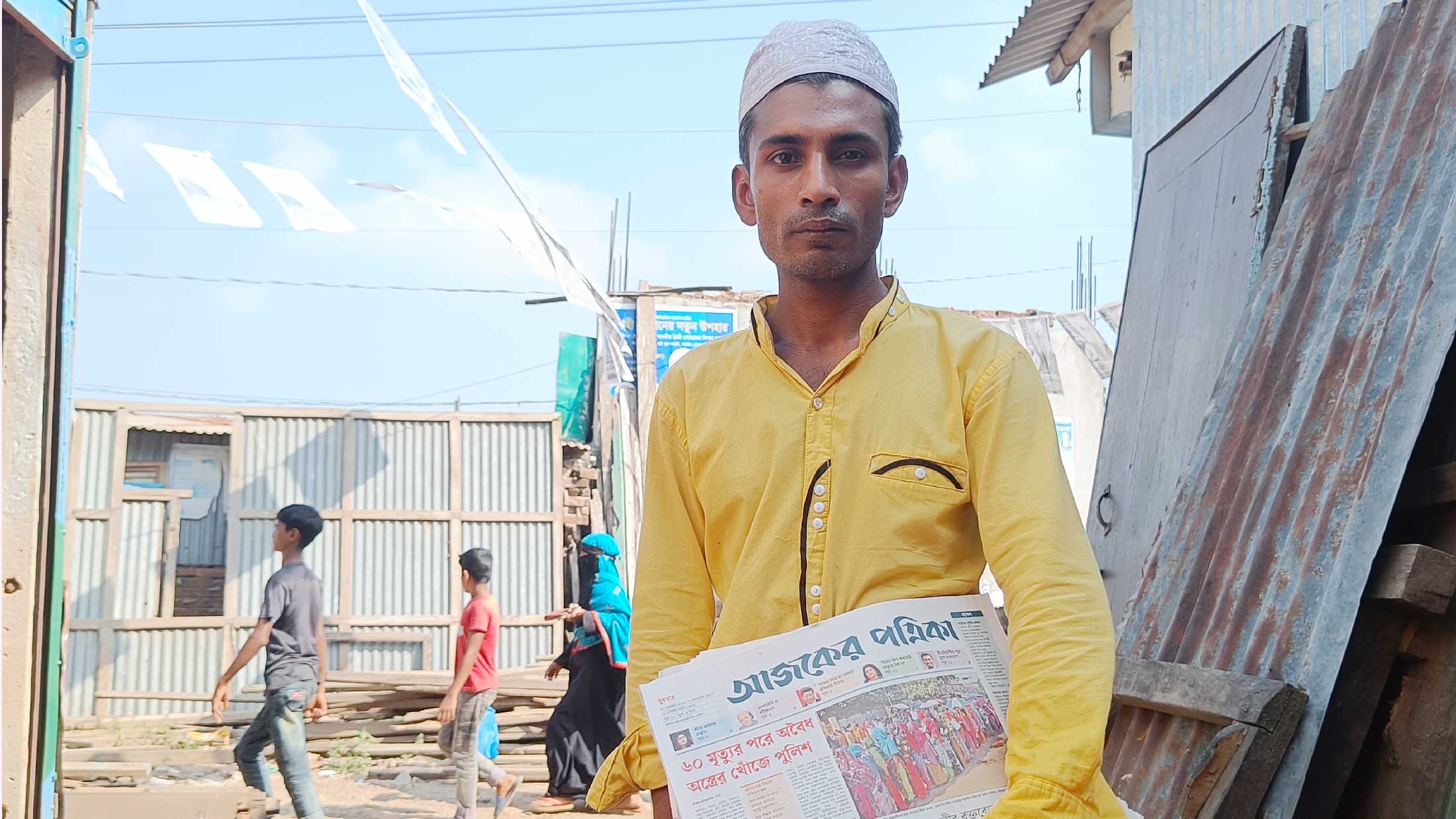 নির্বাচনী লড়াইয়ে  পত্রিকার হকার