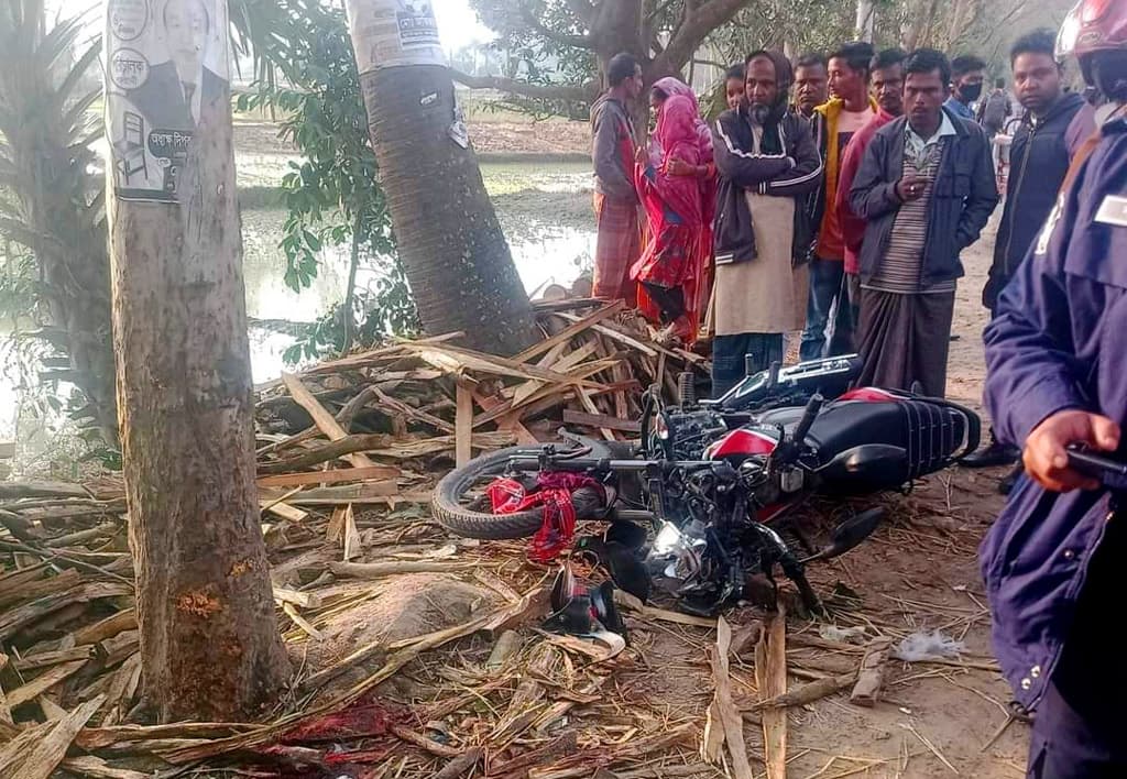 নওগাঁয় গাছের সঙ্গে মোটরসাইকেলের ধাক্কা, নিহত ২