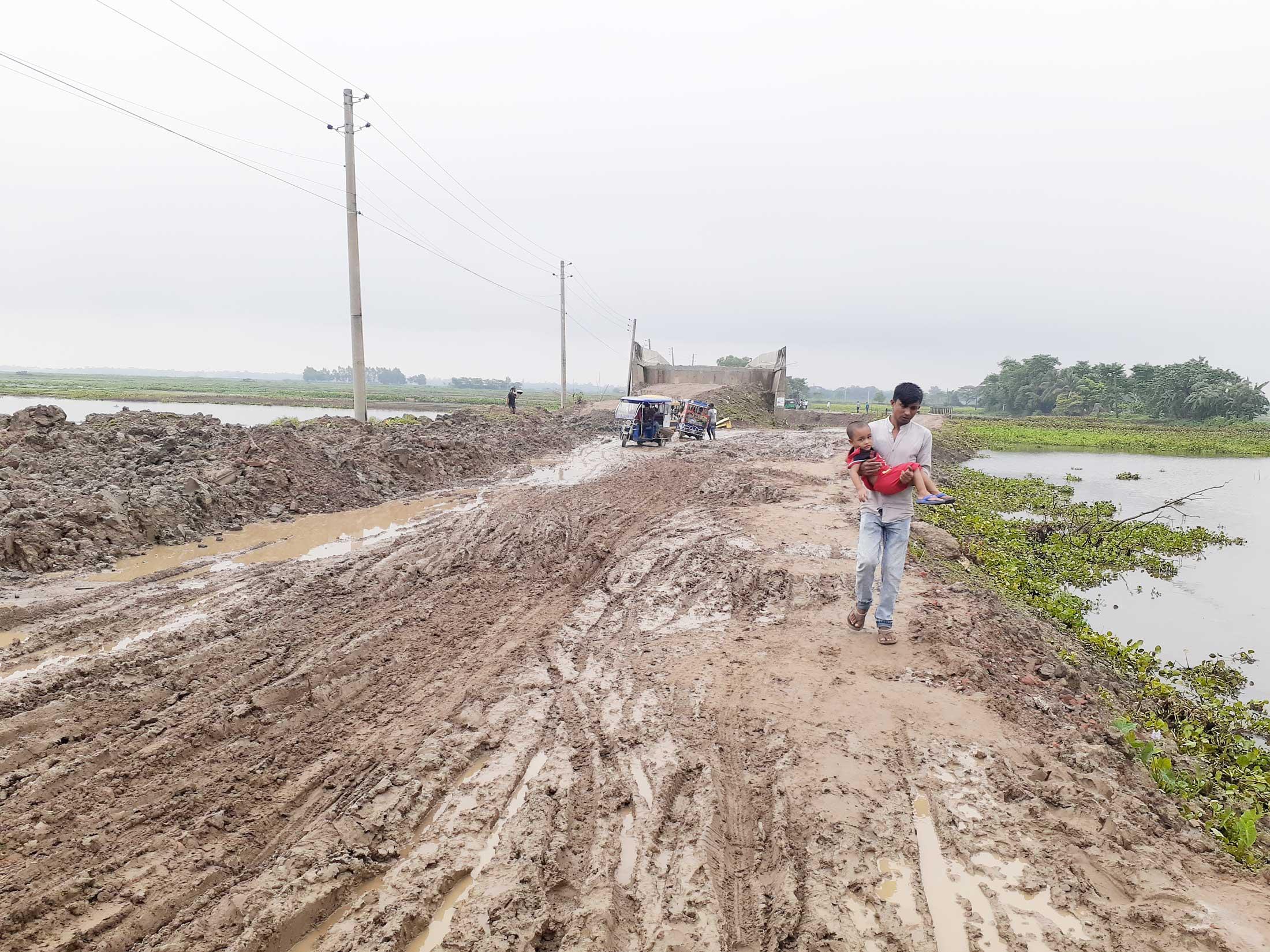 পাকা সড়কে কাদা, ভোগান্তি