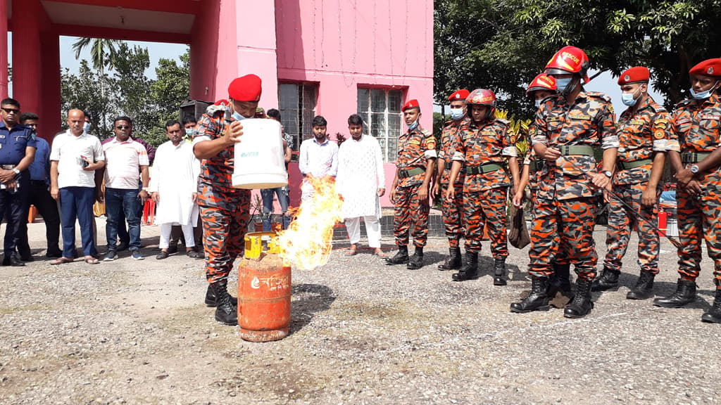 সংস্কারের অভাবে বেহাল চাটখিল অডিটরিয়াম