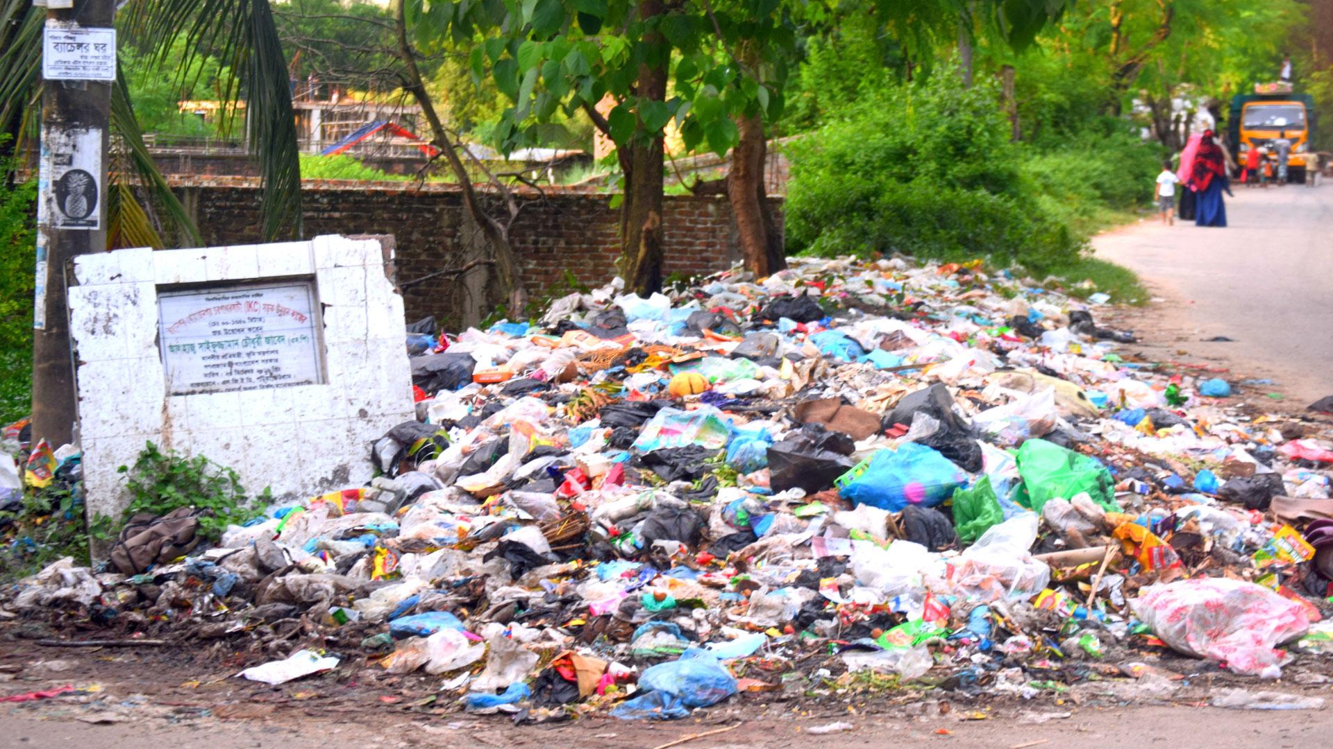 মন্ত্রীর নামফলক ঘিরে ময়লার স্তূপ