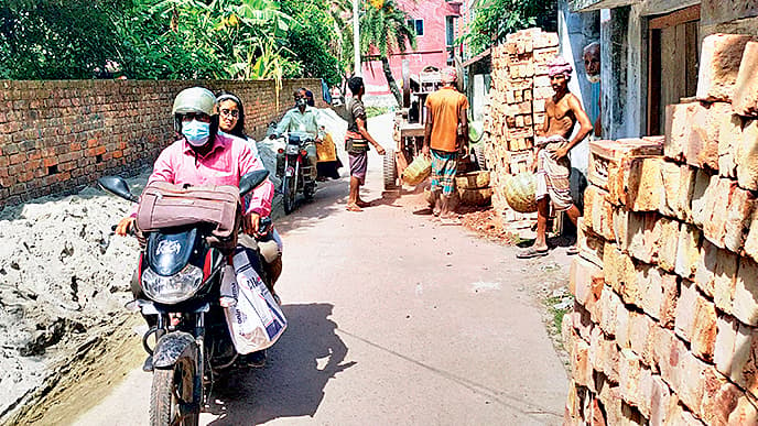 সড়কের ওপর নির্মাণ সামগ্রী, চলা দায়