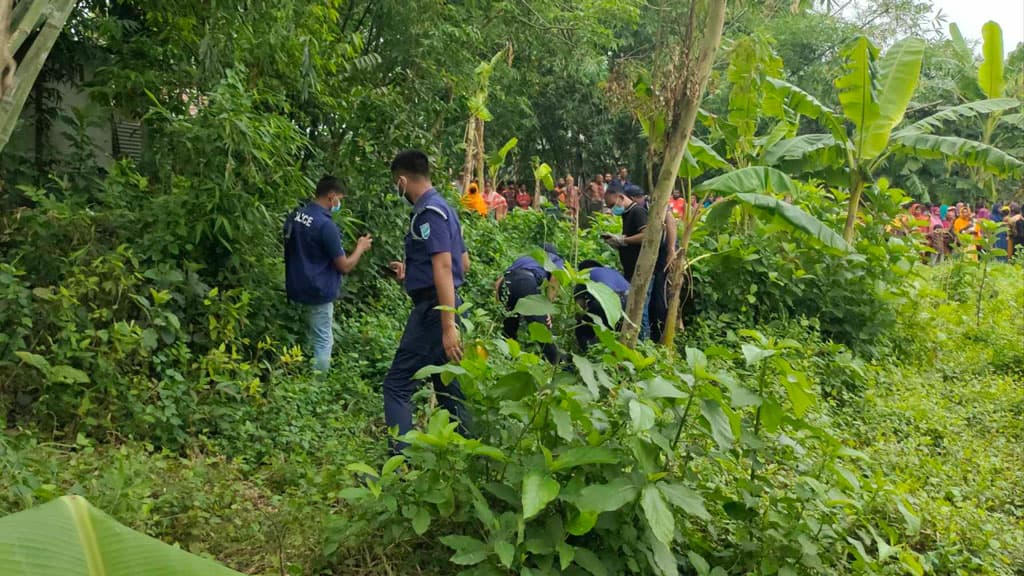 মাথার খুলি নিয়ে টানাটানি করছিল কুকুর, পাশেই নিখোঁজ শিশুর জামা