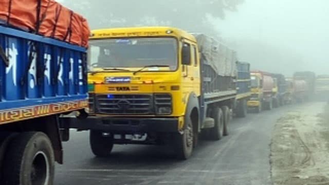 ঘন কুয়াশায় বঙ্গবন্ধু সেতু মহাসড়কে যান চলাচল বিঘ্নিত