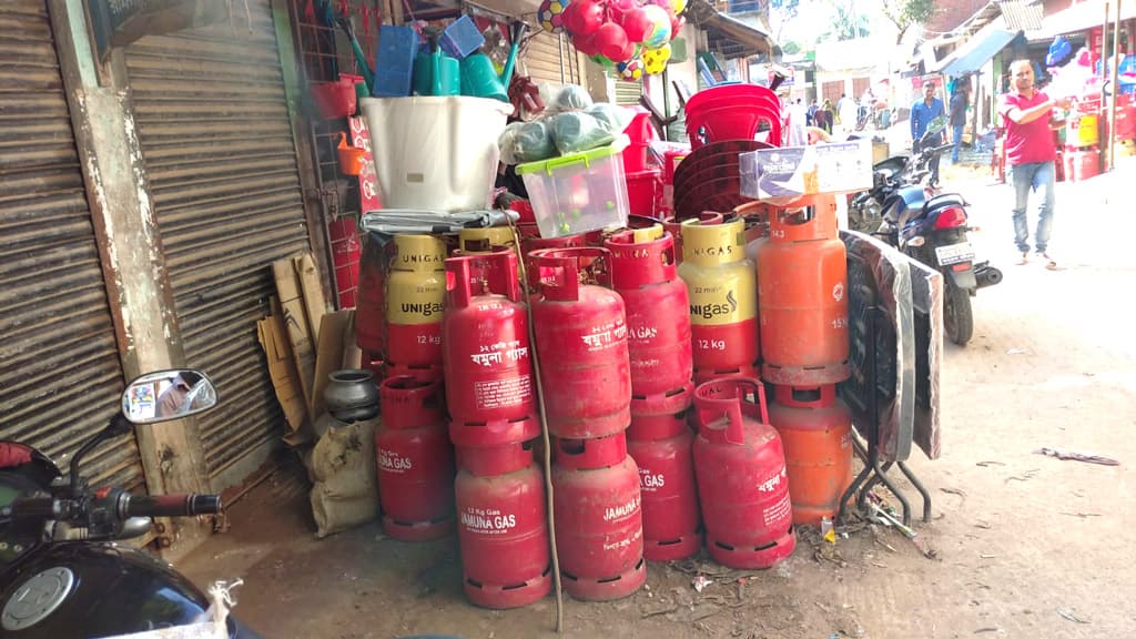 অলিগলিতে এলপি গ্যাসের দোকান, দুর্ঘটনার আশঙ্কা