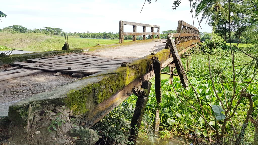 ঝুঁকিপূর্ণ সেতুতে চলাচল