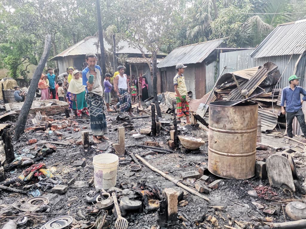 ফেরি বন্ধ থাকায় আসতে পারল না ফায়ার সার্ভিস, ৪ বাড়ি পুড়ে ছাই