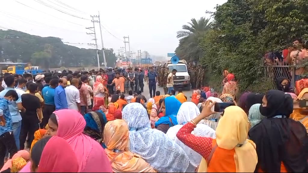 কর্মকর্তার অপসারণ দাবিতে পোশাকশ্রমিকদের নবীনগর-চন্দ্রা মহাসড়ক অবরোধ 