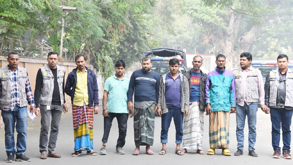 ভারতে বসে স্বর্ণের দোকানে ডাকাতির ছক কষতেন ল্যাংড়া হাছান: ডিবি