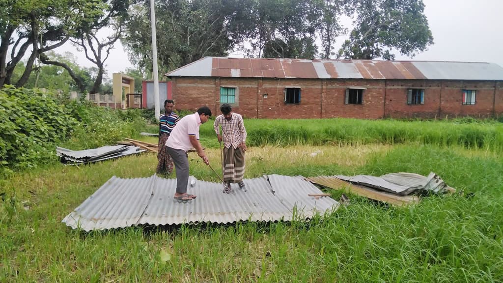 বালিয়াডাঙ্গীতে ঝড়ে ফসলের ক্ষতি, উড়ে গেছে টিনের চাল