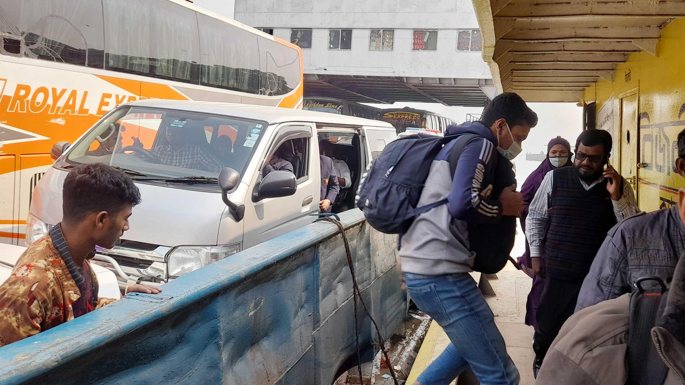 ঝুঁকি নিয়ে ফেরিতে ওঠানামা