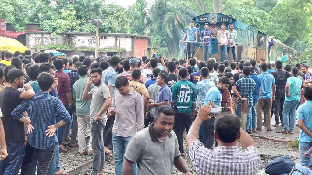 দ্বিতীয় দিনের মতো বাকৃবি শিক্ষার্থীদের ট্রেন অবরোধ 