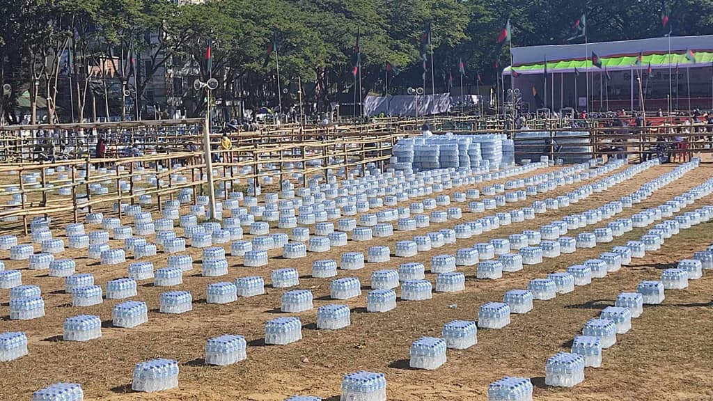 সিলেটে নৌকার জনসভাস্থলে প্রস্তুত সারি সারি খাবার পানি