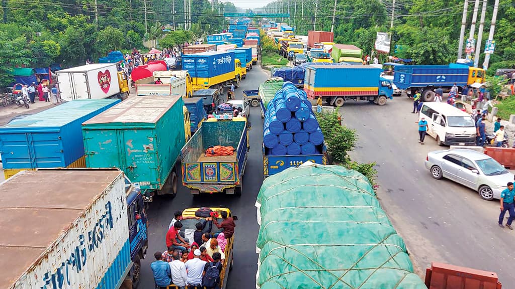 ঢিল ছুড়ে ও রশির ফাঁদে ১০ কিমি সড়কে ছিনতাই