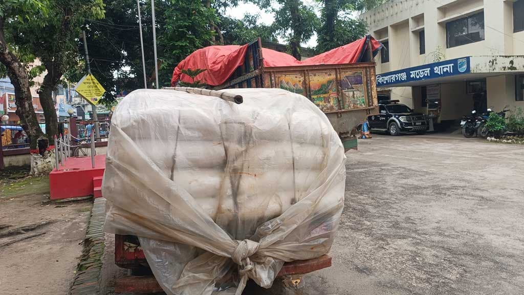 কিশোরগঞ্জে পাচারের সময় ৬০ বস্তা সার জব্দ, ডিলারের নামে মামলা