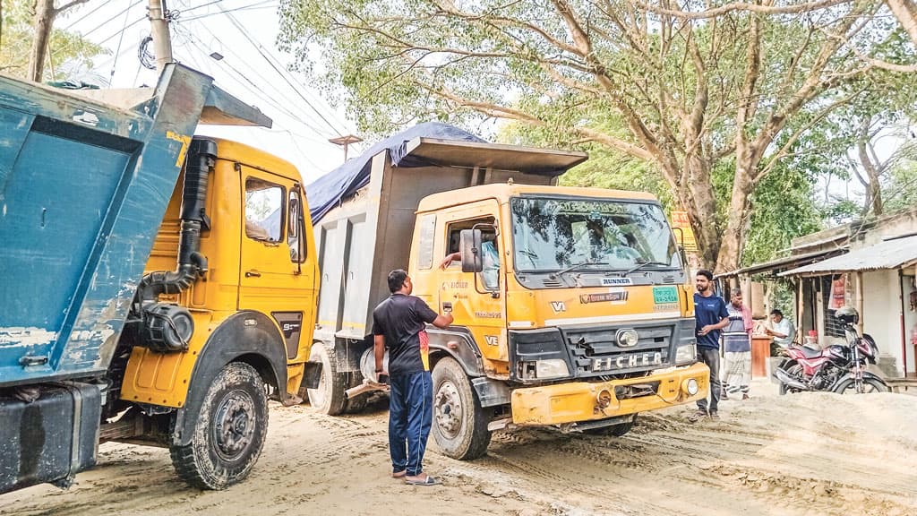 নির্দেশনা উপেক্ষা করে রাস্তা ইজারা, মাসে আদায় ৫০ লাখ