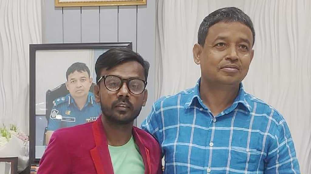 হিরো আলম ডিবি কার্যালয়ে 