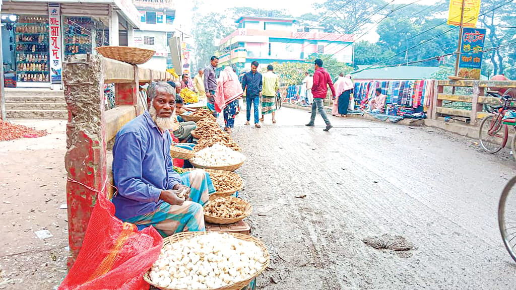 ব্যবসায়ীদের দখলে সেতু