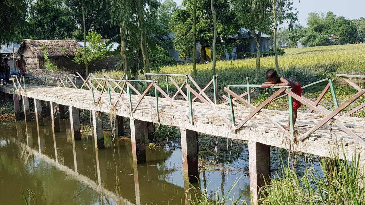 নড়বড়ে কাঠের সাঁকো, ঝুঁকিতে শিক্ষার্থীরা