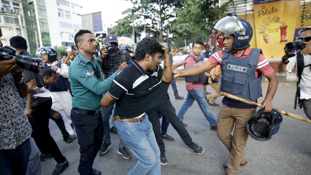 চাকরির বয়স বৃদ্ধির আন্দোলনে পুলিশের লাঠিপেটা, সাংবাদিক লাঞ্ছিত