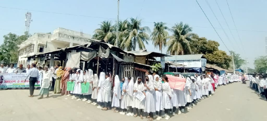 মিরসরাইয়ে শিক্ষকের ওপর হামলার প্রতিবাদে মানববন্ধন ও বিক্ষোভ