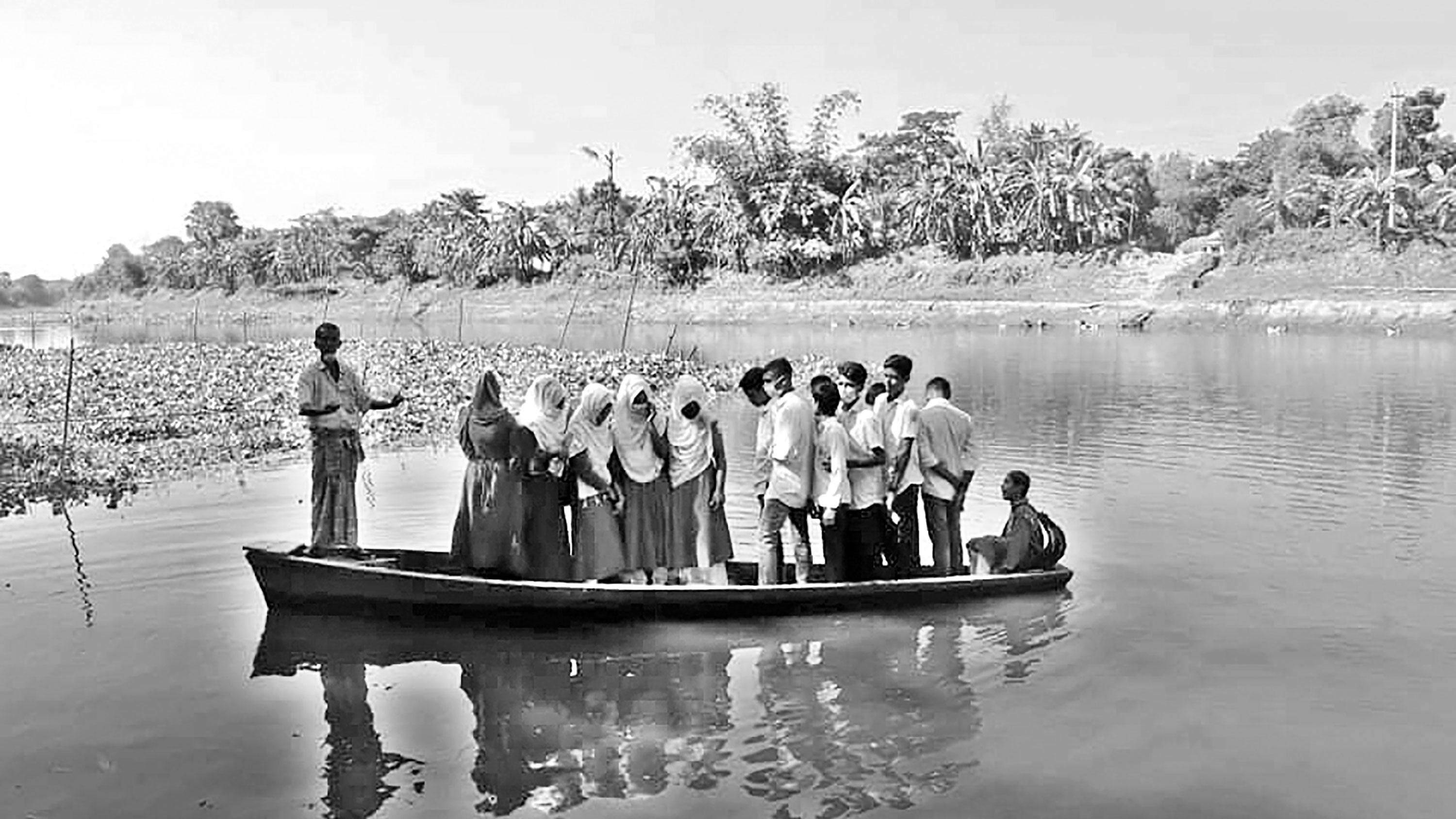 দুই পারে মানুষ ৩০ হাজার  নদী পারাপারে একটি নৌকা