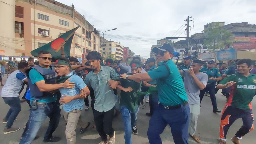 কোটা সংস্কার আন্দোলন: পুলিশের বাধা পেরিয়ে জিরো পয়েন্টে জবি শিক্ষার্থীদের অবস্থান 