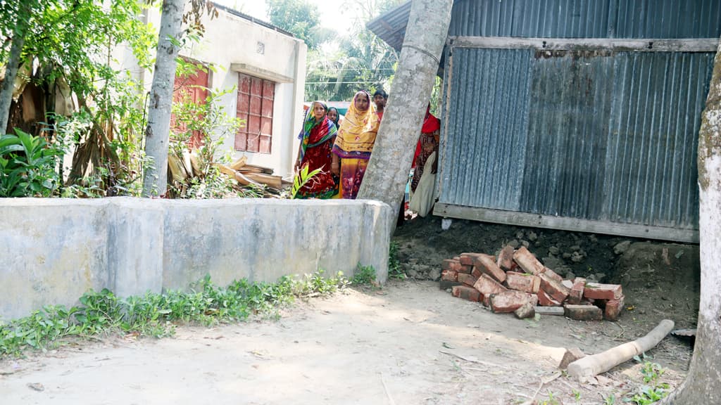 ‘বাড়ি থেকে বের হতে এখন স্বামীর কবরের ওপর দিয়ে যেতে হবে’