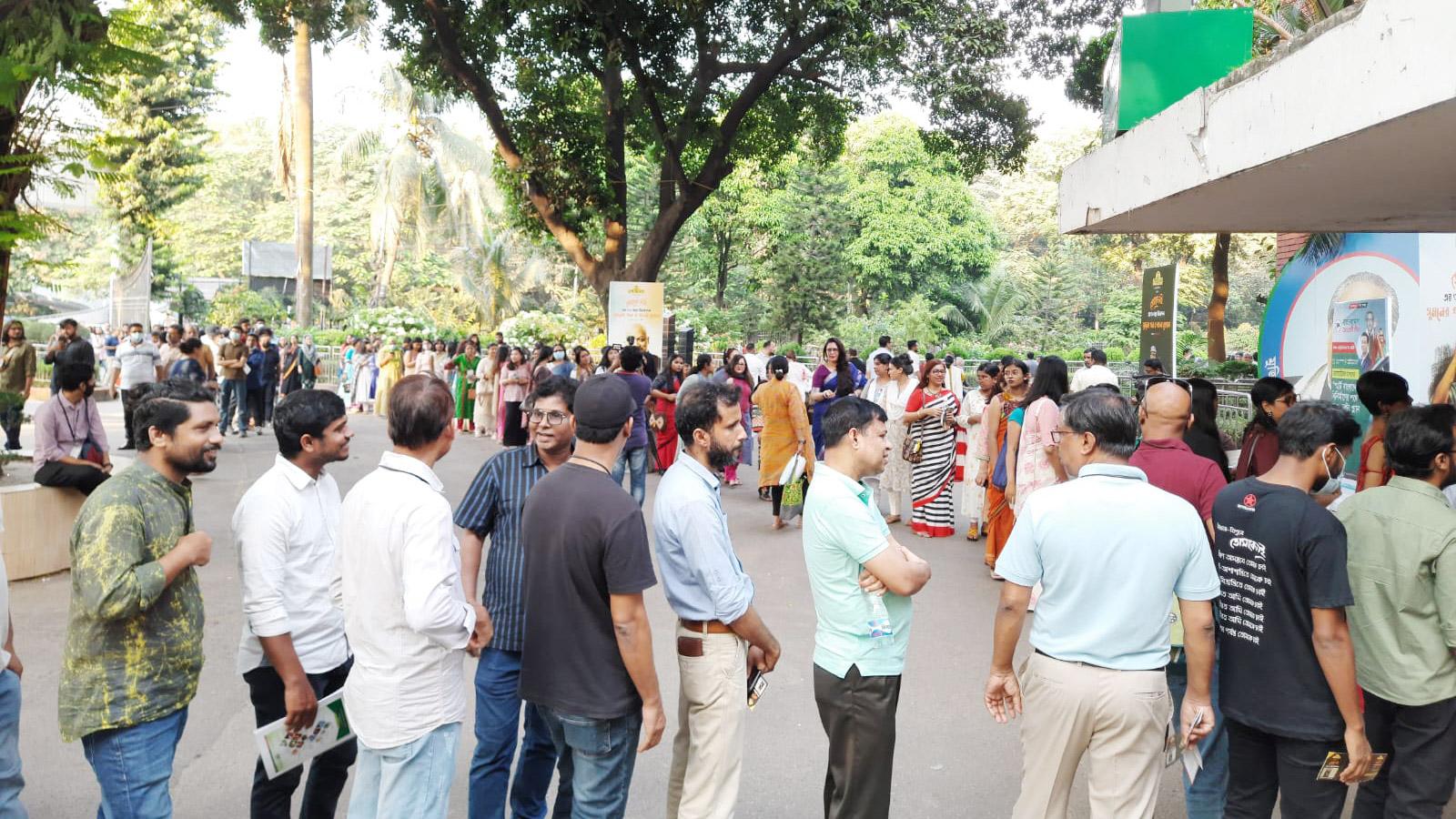 সুমনের গান শুনতে দীর্ঘ লাইন