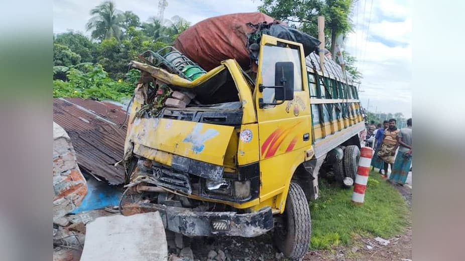 চালকের আসনে হেলপার, ফটক ভেঙে ট্রাক ঢুকল রাইস মিলে