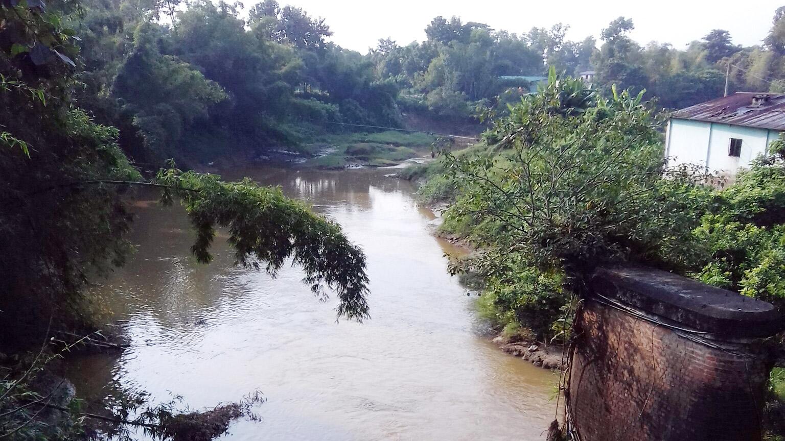 পলি জমে ভরাট হচ্ছে  খাল, সুযোগে দখল