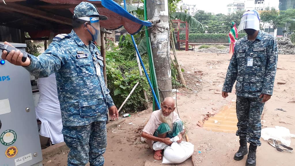 দুঃস্থ ও অসহায়দের মধ্যে নৌবাহিনীর সহায়তা