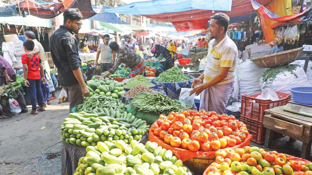 বাজারের আগুনের আঁচ খেটে খাওয়ার পেটে