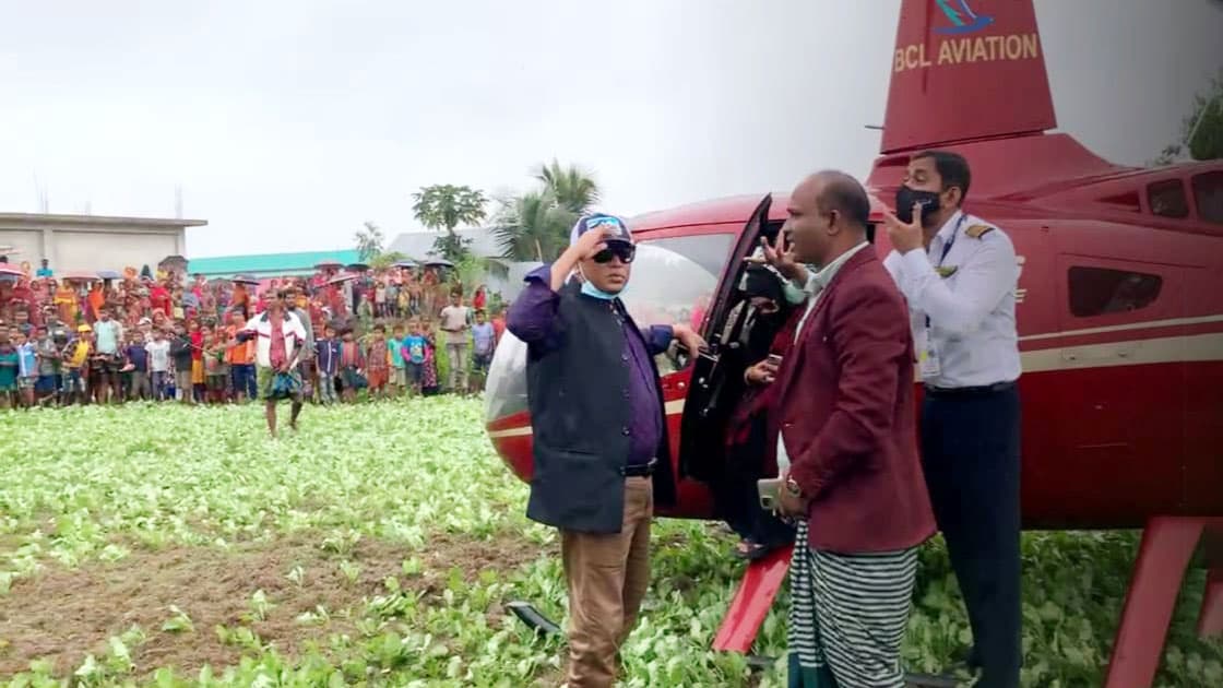 হেলিকপ্টারে এলাকায় চেয়ারম্যান প্রার্থী, নষ্ট ফসলের ক্ষতিপূরণ দাবি কৃষকের