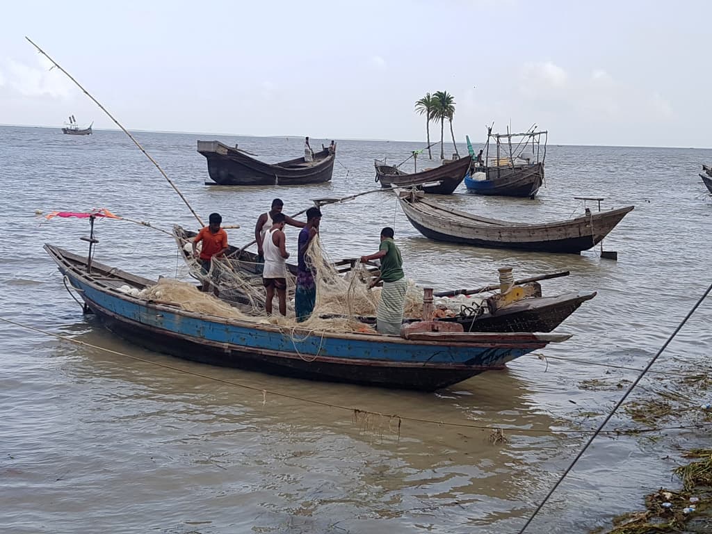 সাগরে নামায় আগ্রহ হারাচ্ছেন জেলেরা