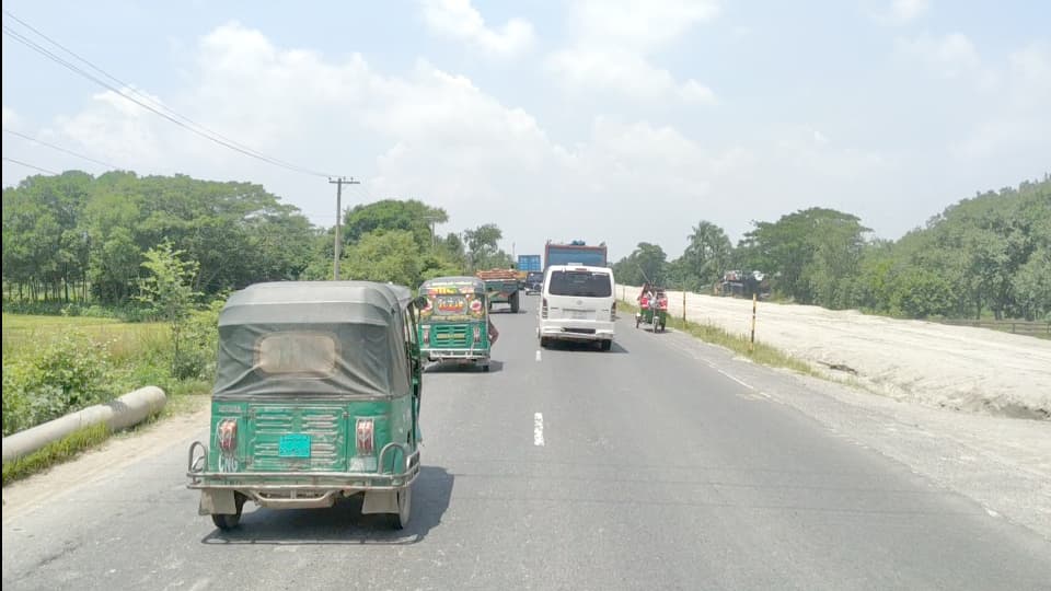 মহাসড়কে নিষিদ্ধ যান চলছেই