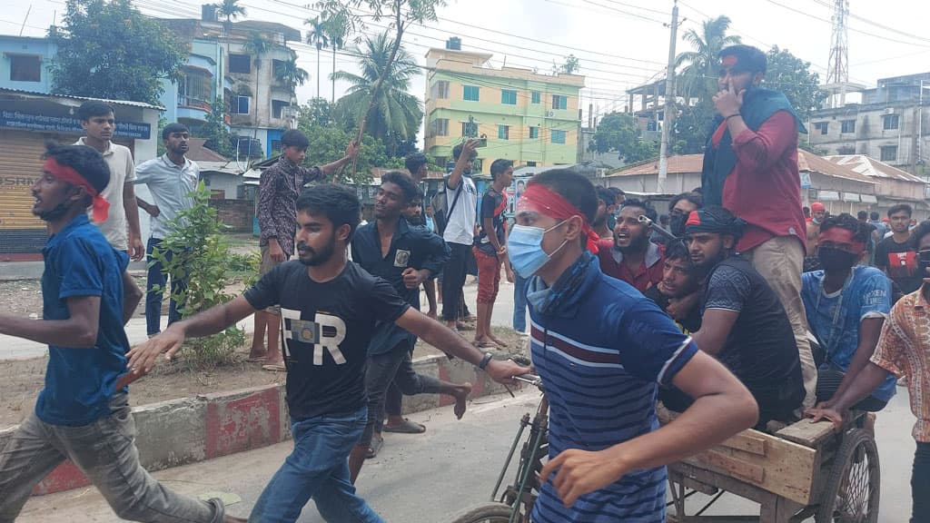 গাইবান্ধায় আন্দোলনকারীদের সঙ্গে সংঘর্ষে পুলিশের গুলি, আহত ১৫ 