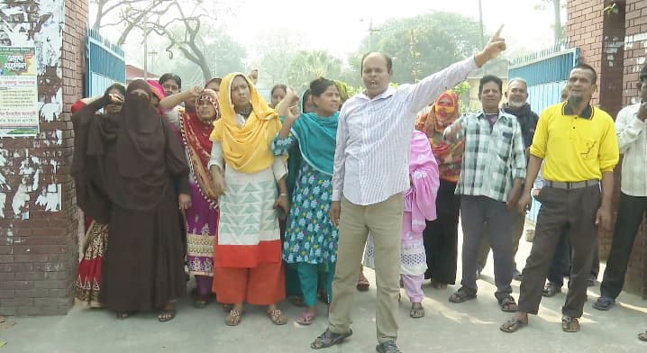 বকেয়া বেতনের দাবিতে রাজশাহীতে রেশমশ্রমিকদের বিক্ষোভ